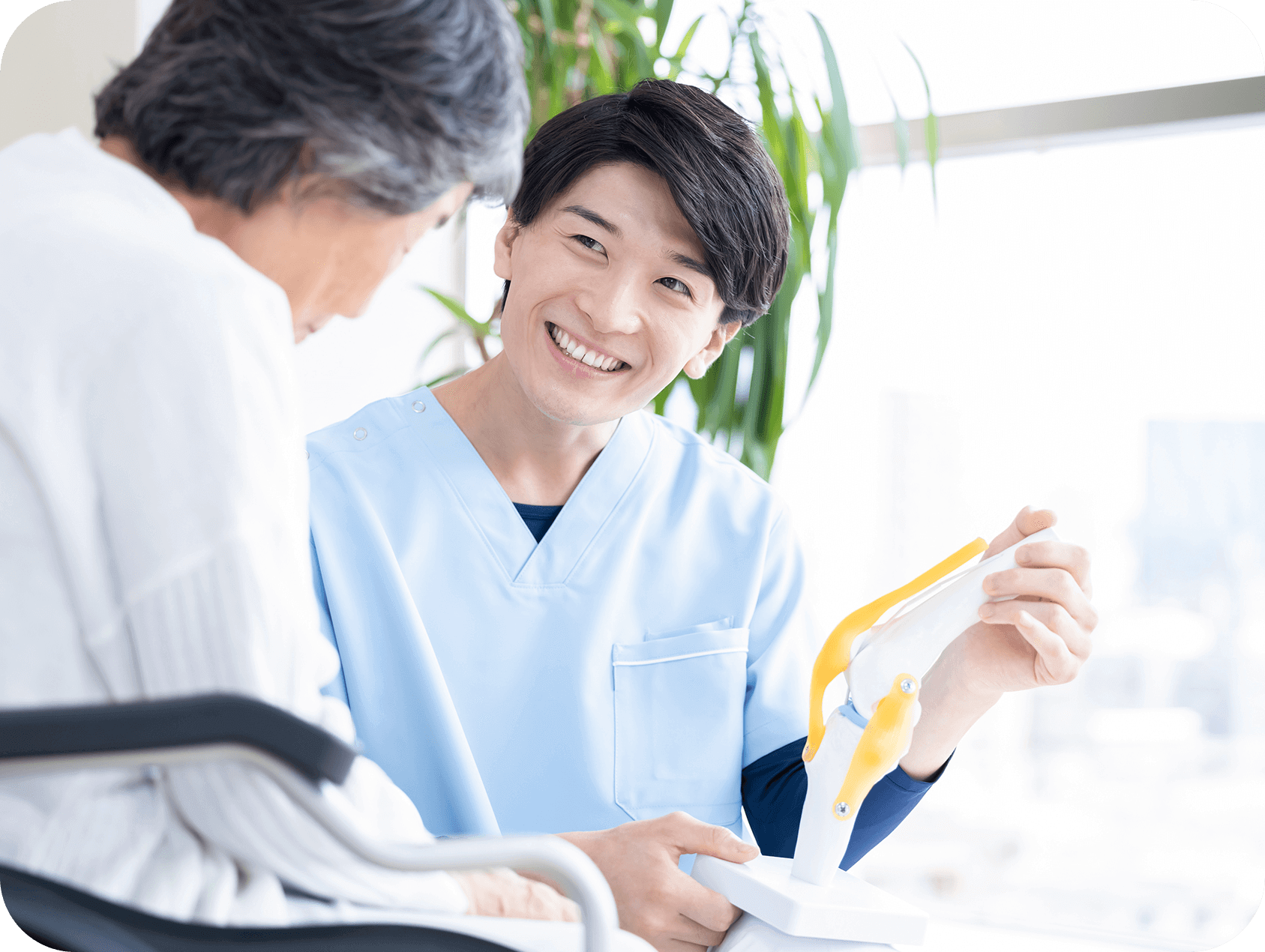 患者さんがドクターから説明を受けている画像